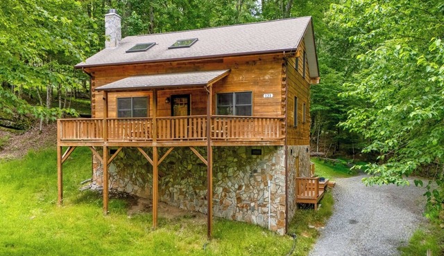 On The Rocks: Beech Mtn Getaway w/Hot Tub & Fire Pit