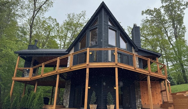 ON THE ROCKS Lakeside Mountain Chalet