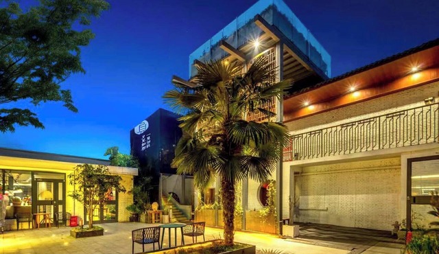 Once Artistic Inn