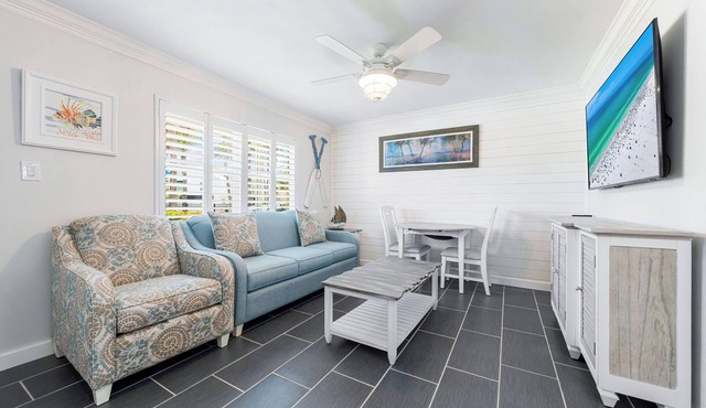 One Bed/One Bath Condo- Step From Siesta Key Beach with Pool On Property!