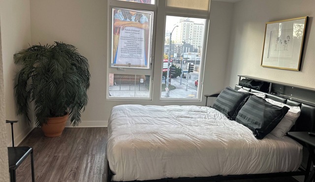 One bed studio luxury apartment in the heart of Hollywood Walk of Fame