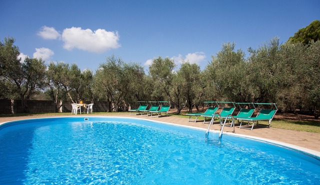 One-bedroom flat in villa with pool in the Apulian countryside m542