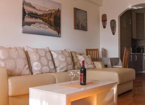 One bedroom apartament with sea view and private parking