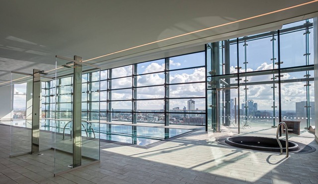 One Bedroom Apartment in Central Manchester with pool and view