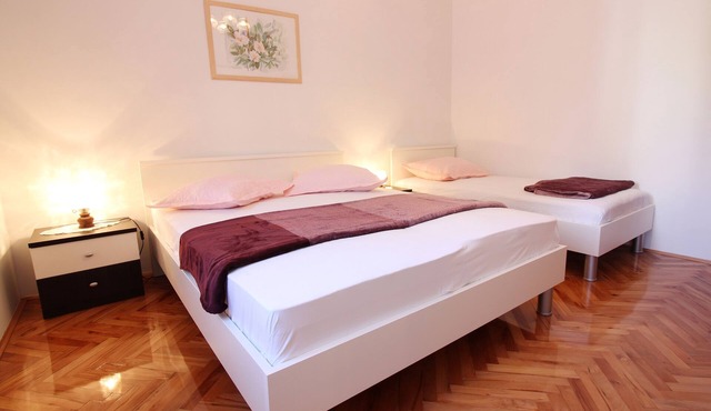 One bedroom apartment near beach Metajna, Pag (A-6486-c)