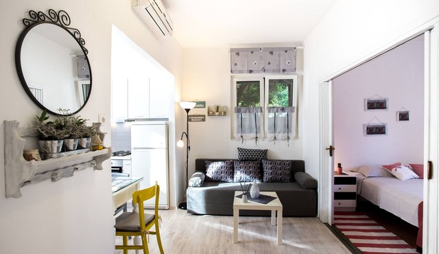 One bedroom apartment with terrace Komiža, Vis (A-11671-a)