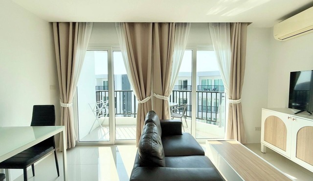 One bedroom condo 2 pools with free Wi-Fi, only 2 mins to Mae Phim beach.
