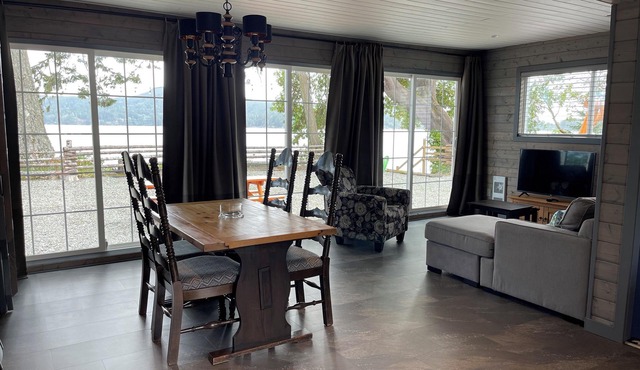One Bedroom Waterfront Cottage with Beach Access - Sleeps 4