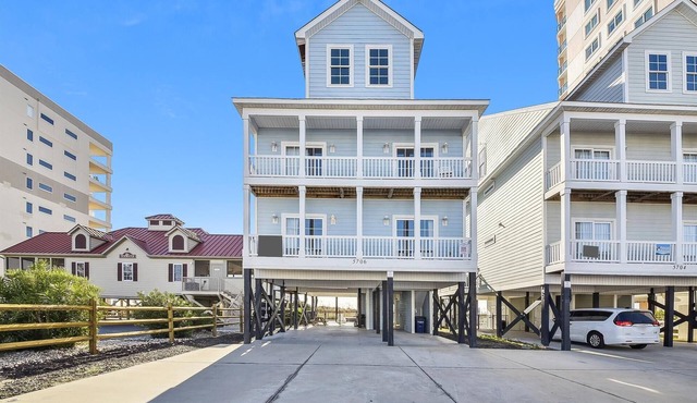 One Happy Place, Luxury Oceanfront House in Cherry Grove, Pool and Spa