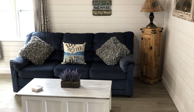 Only 200 feet from Lake. Fire Pit,Kayaks & Bikes included! Longer Stay Discounts