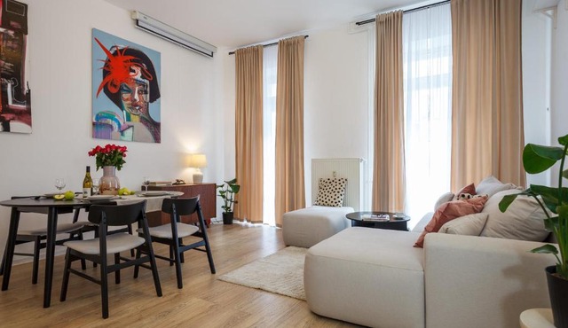 oompH Berlin 3BR Apt with Light Tones and Artwork