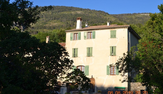 open-air vacations in a character house in the high Var.