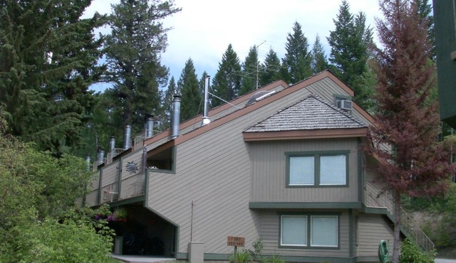Open Aug 2-8! Akiskinook Sandy Beach Lakefront Resort! Tennis, Pickle, Basket Ball Courts, Indoor Pool, Hot Tub, Squash Court! Short Drive to Radium or Fairmont Hot Springs!