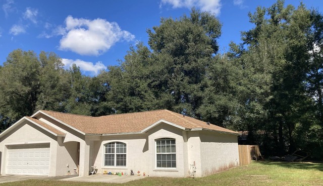Open concept floorplan home on corner lot next to The Villages and Ocala Florida