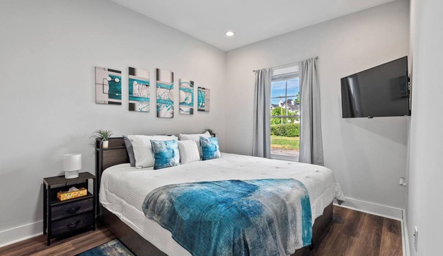Open, KING BED, 1 Br/1BA, Sleeps 3, Heart of City