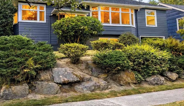 Open Layout w/Patio! Cozy 2BR by the UW Arboretum