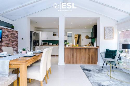 Open Plan 3 Bedroom House with Garden and Parking