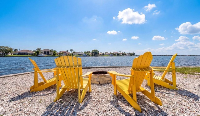 Open Water Home with lots of dolphin and manatee sightings. Boat docking.