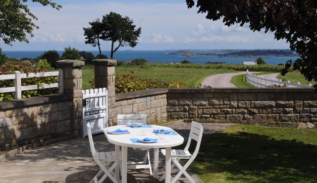 Opened SEA VIEW, BEACH 10 min. by foot, large GARDEN, TV ENGLISH channels