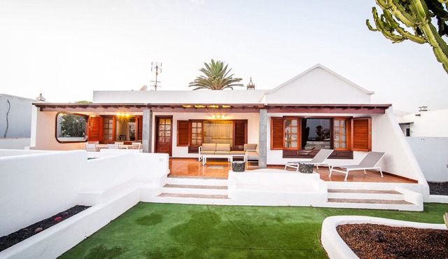 OPPORTUNITY! Stunning exclusive Villa next to the sea