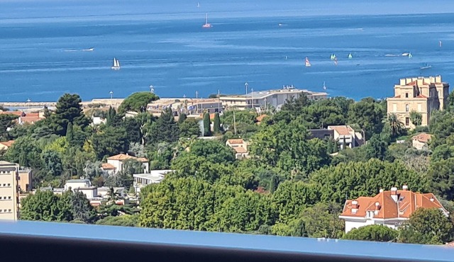 Opposite the Vélodrome, incredible view of the sea and Notre Dame de la Garde
