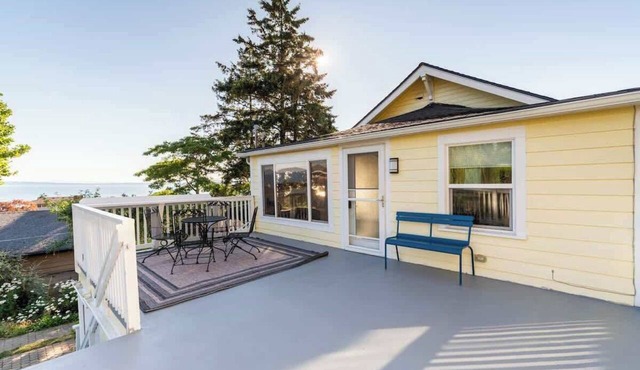 Orca Haven ~ 2BR w/Scenic Views in Richmond Beach