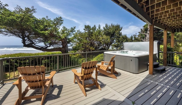 Orca Manor, Oceanfront, NEW SAUNA! Beach Access, WiFi, Hot Tub, BBQ