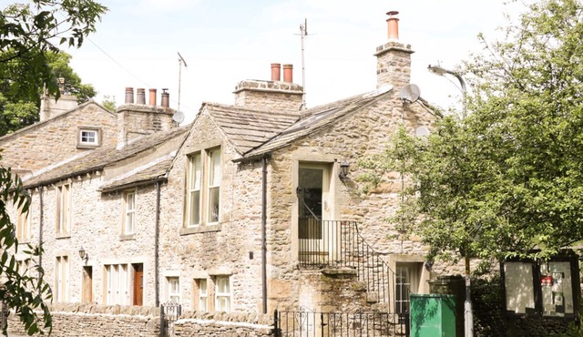 ORCHARD COTTAGE, pet friendly, with open fire in Lothersdale