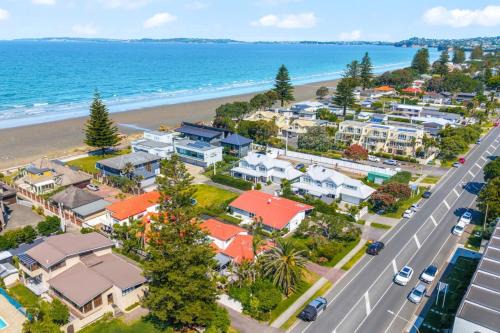 Orewa Beachside Escape - Backyard & BBQ