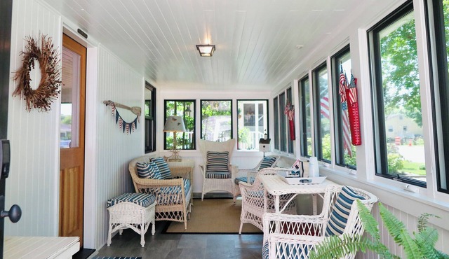 Original Beach Cottage - walk to beach and downtown