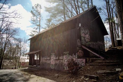 Originality Unleashed: Pet-Friendly Cabin Retreat for Family Fun in Tracy City