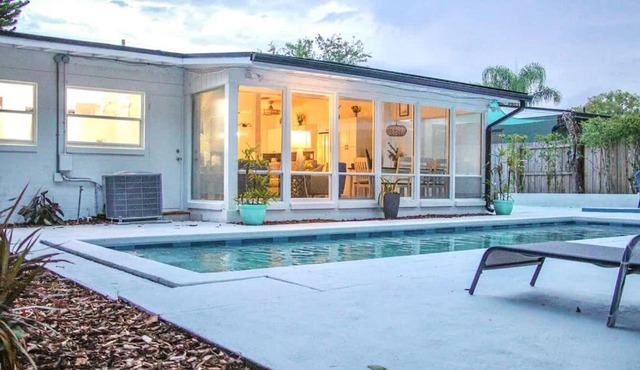 Orlando Villa: Pool Garage & Garden View