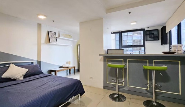 Ortigas Studio Condo/Netflix + Pool + Gym + Kitchen/Sleeps 2 people