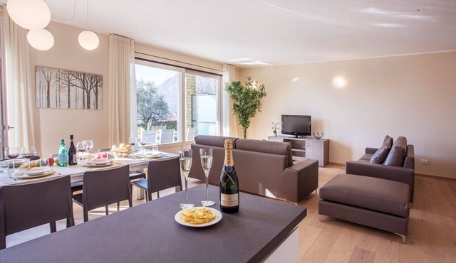 Ossuccio Grande apartment "B" Stylish family home located in sunny Ossuccio.
