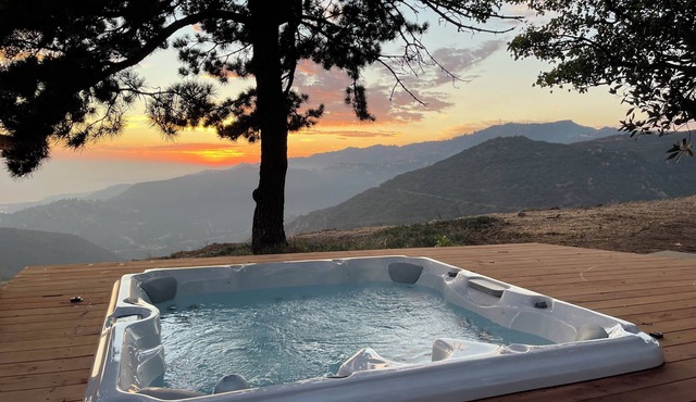 Otherworldly View, Spacious bungalow in peaceful Topanga with hot tub