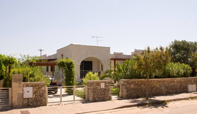 Otranto: independent villa in an elegant residential area, 550m from the sea