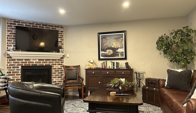 Our BEAUTIFUL 2 Bedroom DELUXE Basement Suite w/AC & NG fireplace, Kanaka Ridge