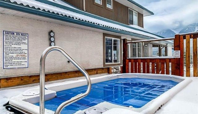 OUT OF BOUNDS - 2Bed/1bath condo near Banff Park Gate
