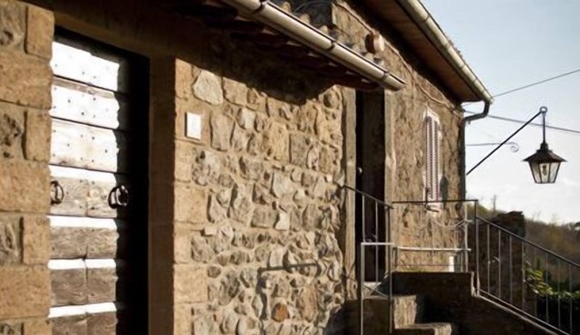 OUT OF THE OVEN. In the ancient village a cozy stone house on two levels.