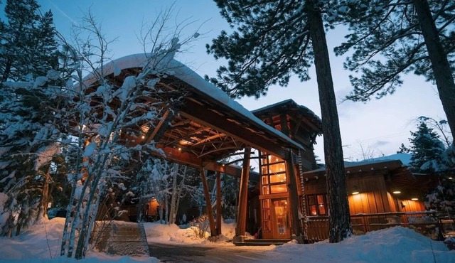 Outdoor Adventure Haven: Heated Hot Tub & Sauna at Mountain Stay