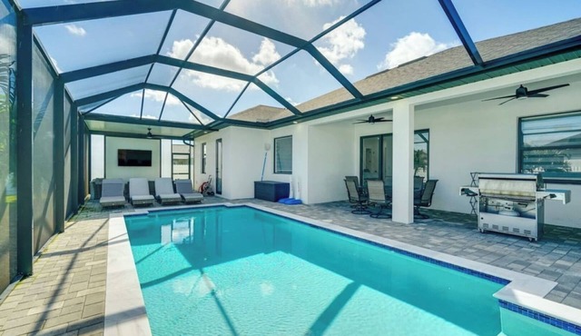 Outdoor Kitchen Gameroom Pool King Suite