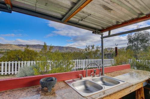Outdoor Kitchen: Mtn-View Morongo Valley Cabin!