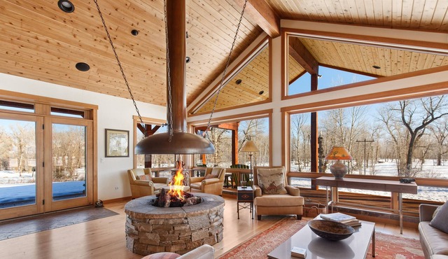 Outdoor oasis immersed in 55 acres of nature with views, fireplace & Jacuzzi tub