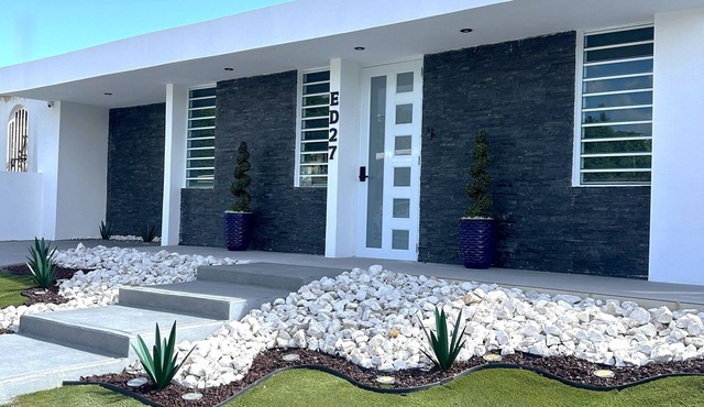 Outdoor Pool with Bar-B-Q & Television, Indoor Pool Table, Indoor Bar, PS5, Etc.