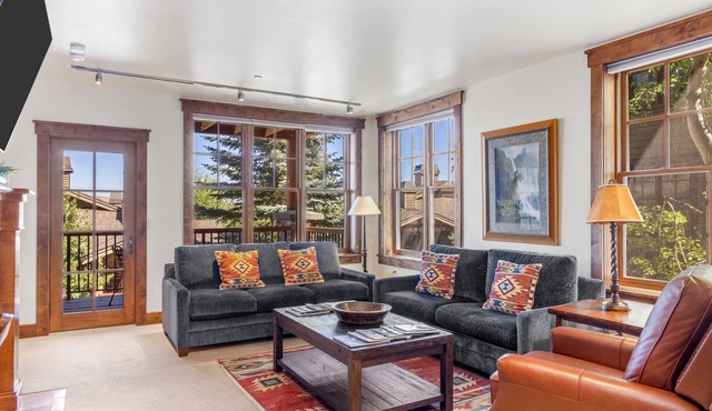 Outpost: Grand View 5020 -Fireplace, Elevator, AC!