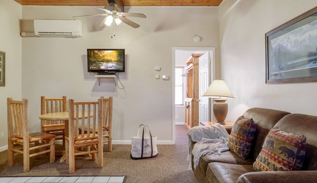 Outpost: Town Square Lodge 12 - Close to Town Square