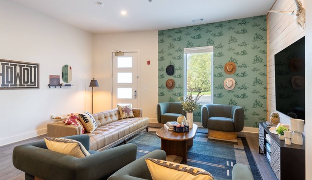 Outrider 102 by AvantStay | Private Balcony | Close to Broadway + Downtown