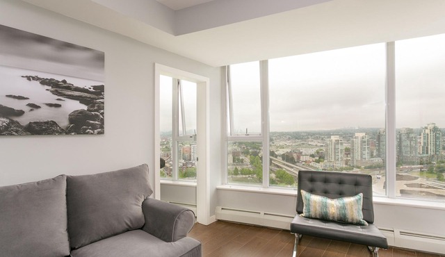 Outstanding 32nd floor Stunning unubstructed views 2bedroom den sleeps 5 parking