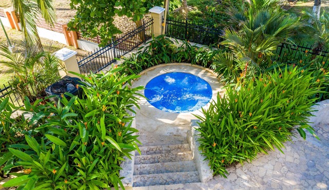 Outstanding Beachfront Condo, 2BR, 2BA, Wi-Fi, Pool, Gym, A/C, PP, Ocean VIEW .