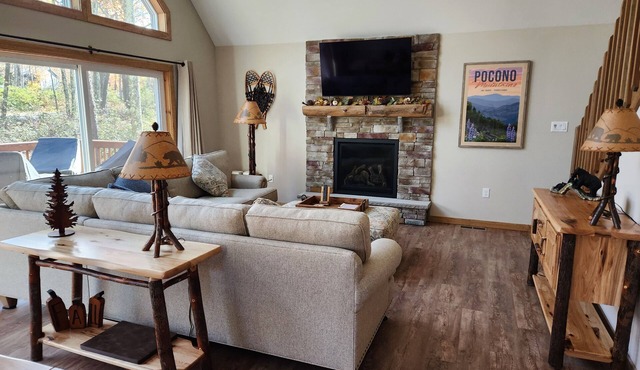 OUTSTANDING COUPLES RETREAT IN EXCLUSIVE LAKE COMMUNITY IN JIM THORPE